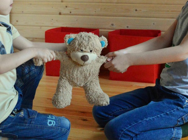 Amener les enfants à gérer par eux-mêmes et sans violence leurs conflits